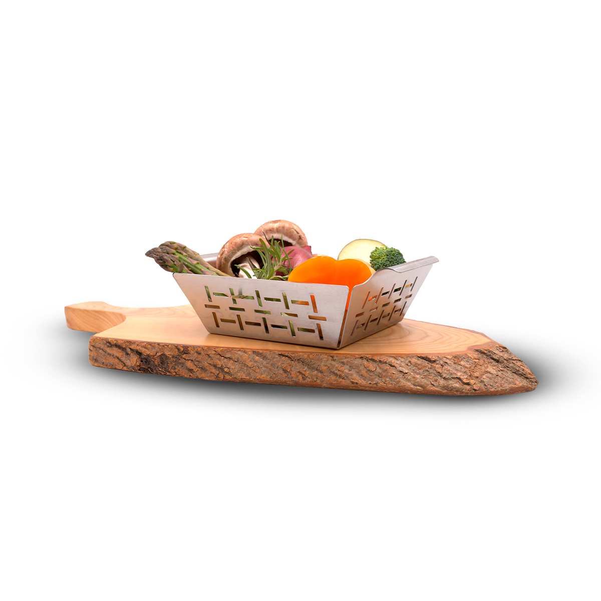 Grillkorb gefüllt mit verschiedenem Gemüse auf einem Holzbrett