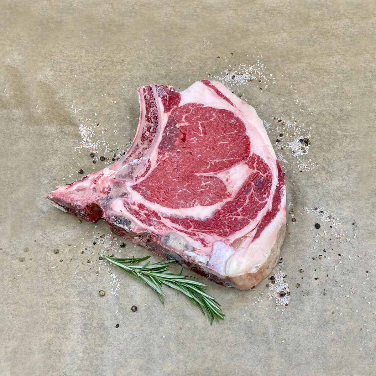 Rib Eye Bone In Steak mit Rosmarin, Salz und Pfeffer